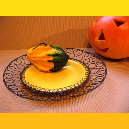 Žlutý odrátovaný talíř dýňák